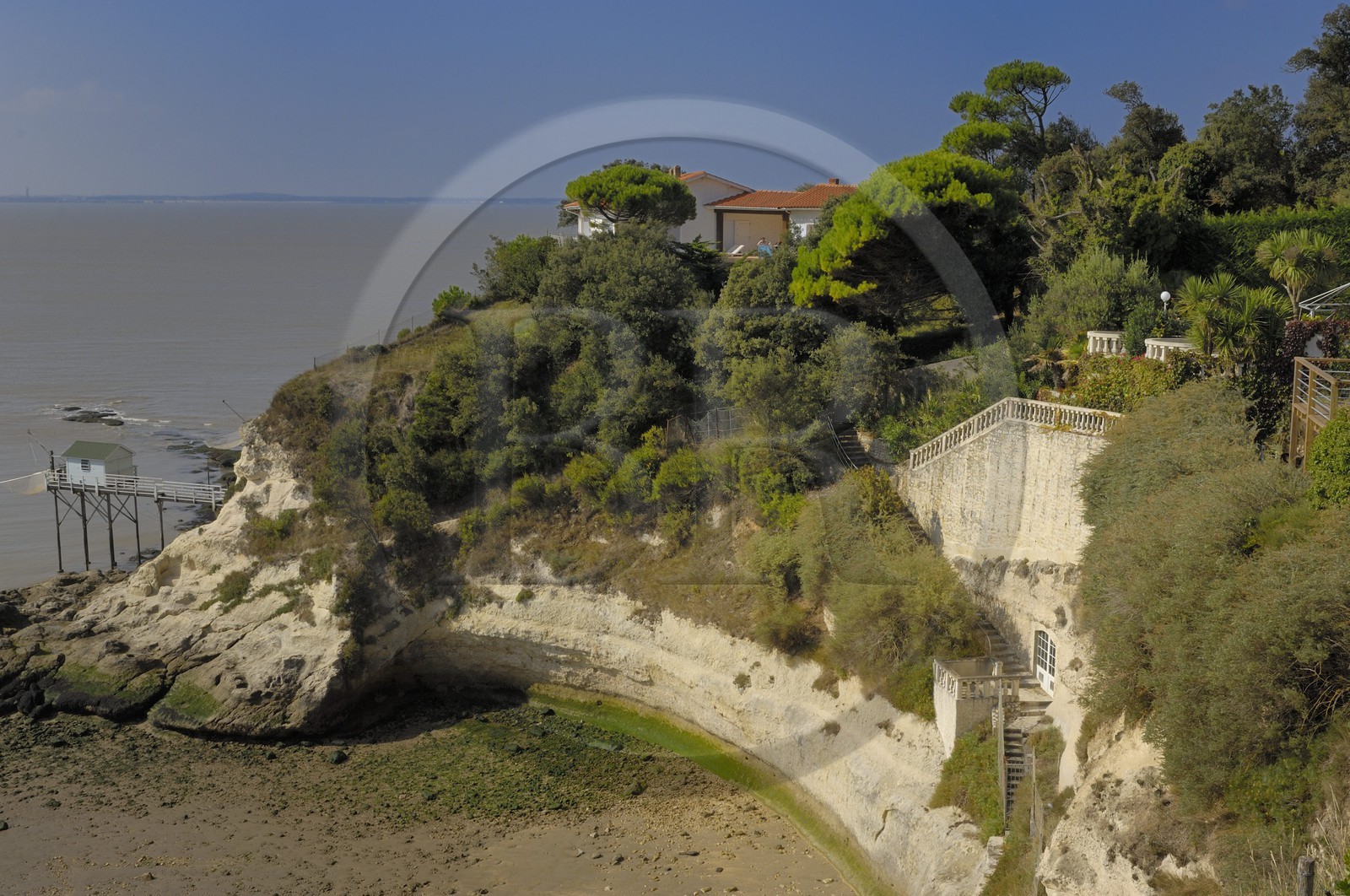 France, Charente-Maritime (17), Meschers-sur-Gironde, carrelets sur la plage de Cadet