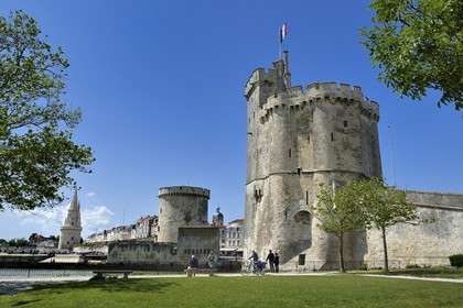 France, Charente-Maritime (17), La Rochelle, la Tour de la Chaine  à gauche et la Tour Saint-Nicolas à droite protègent l'entrée du Vieux Port, la tour de la Lanterne en arrière plan