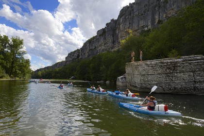 France, Ardèche (07), Ruoms, kayaks descendant la rivière Ardèche dans les défilés de Ruoms à Pradons
