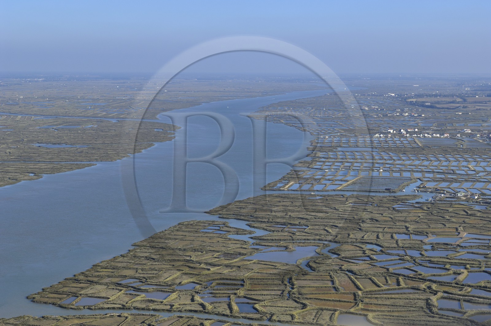 France, Charente-Maritime (17), bassin de Marennes-Oléron, la Seudre à Marennes  (vue aérienne)