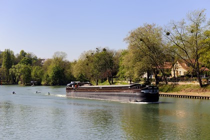 France, Val-de-Marne (94), les bords de Marne, Le Perreux-sur-Marne, une péniche remonte le courant