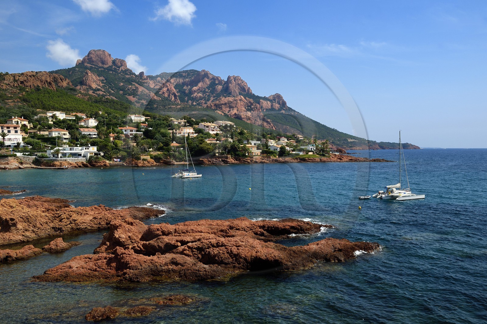 France, Var (83), Agay commune de Saint-Raphaël, massif de l'Estérel, calanque d'Anthéor et le Cap Roux dominé par le Saint-Pilon