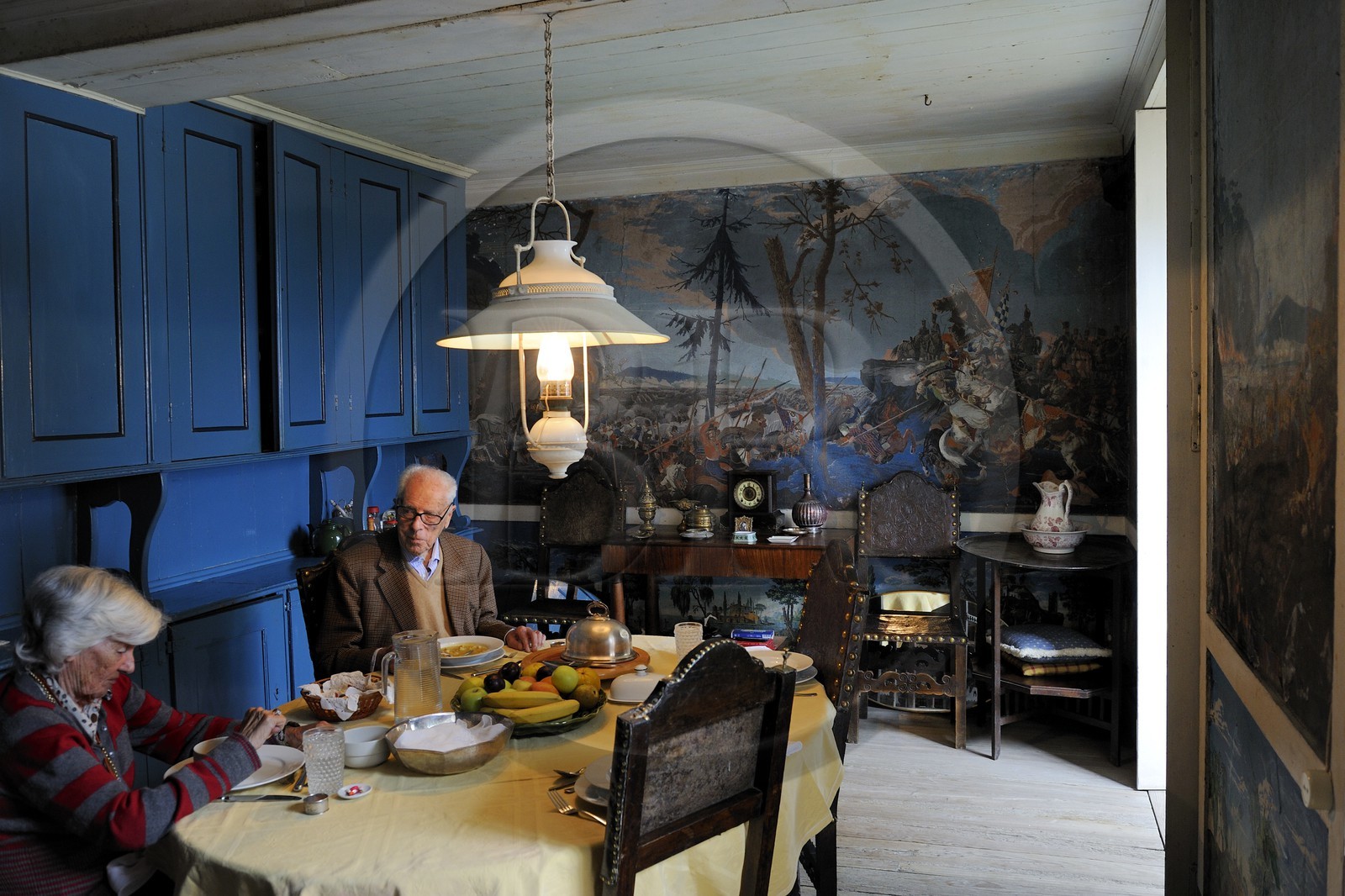 Portugal, région du Minho, Guimaraes, la Casa de Sezim, maison vinicole et d'hôtes, la cuisine décorée par le papier peint d'origine (vers 1850) de la manufacture Jean Zuber de Rixheim en Alsace