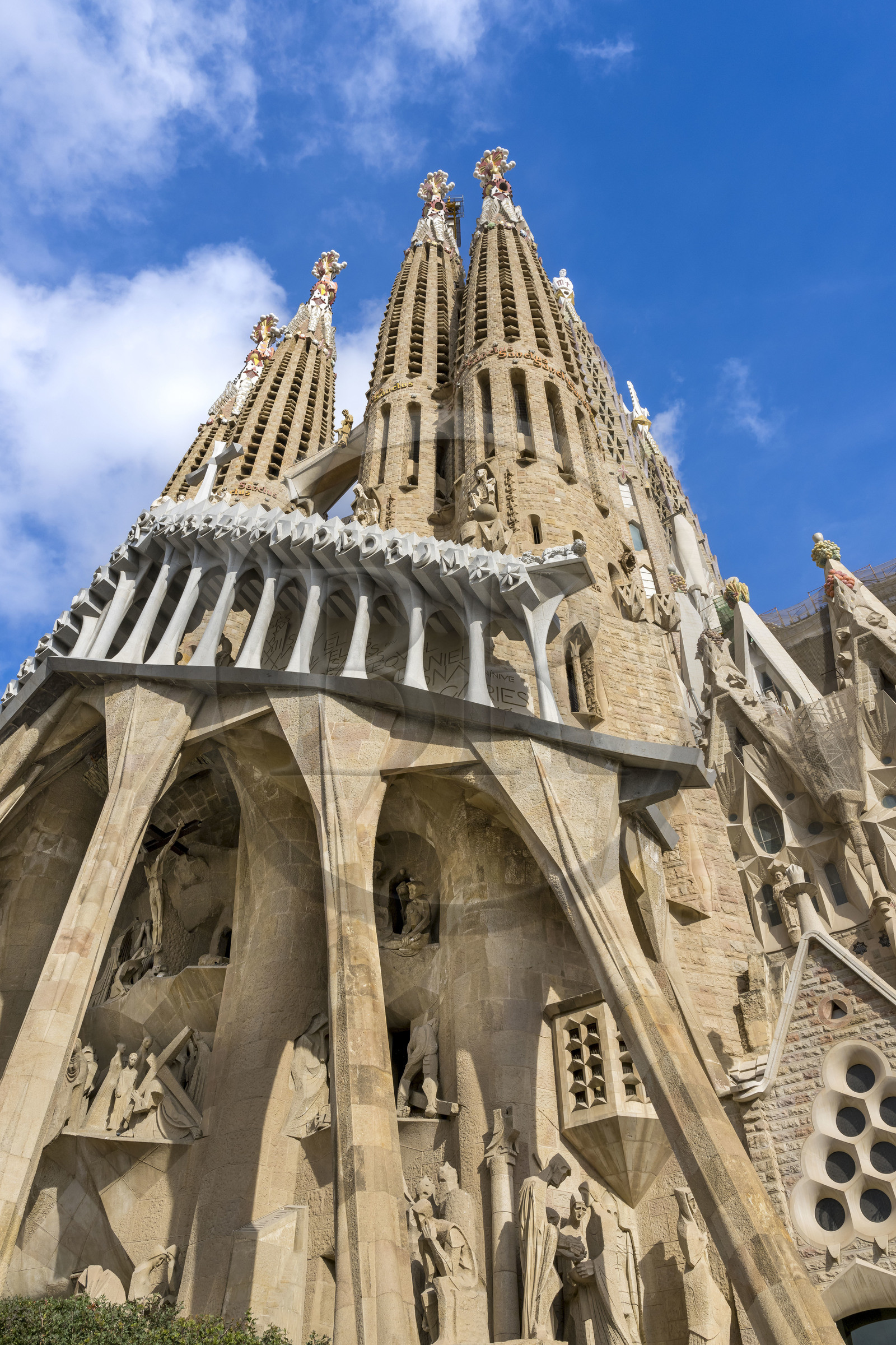 Espagne, Catalogne, Barcelone, quartier de l'Eixample, basilique de la Sagrada Familia de l'architecte du modernisme catalan Antoni Gaudi classée Patrimoine Mondial de l'UNESCO, la façade de la passion dont les sculptures ont été réalisées par Josep Maria Subirachs