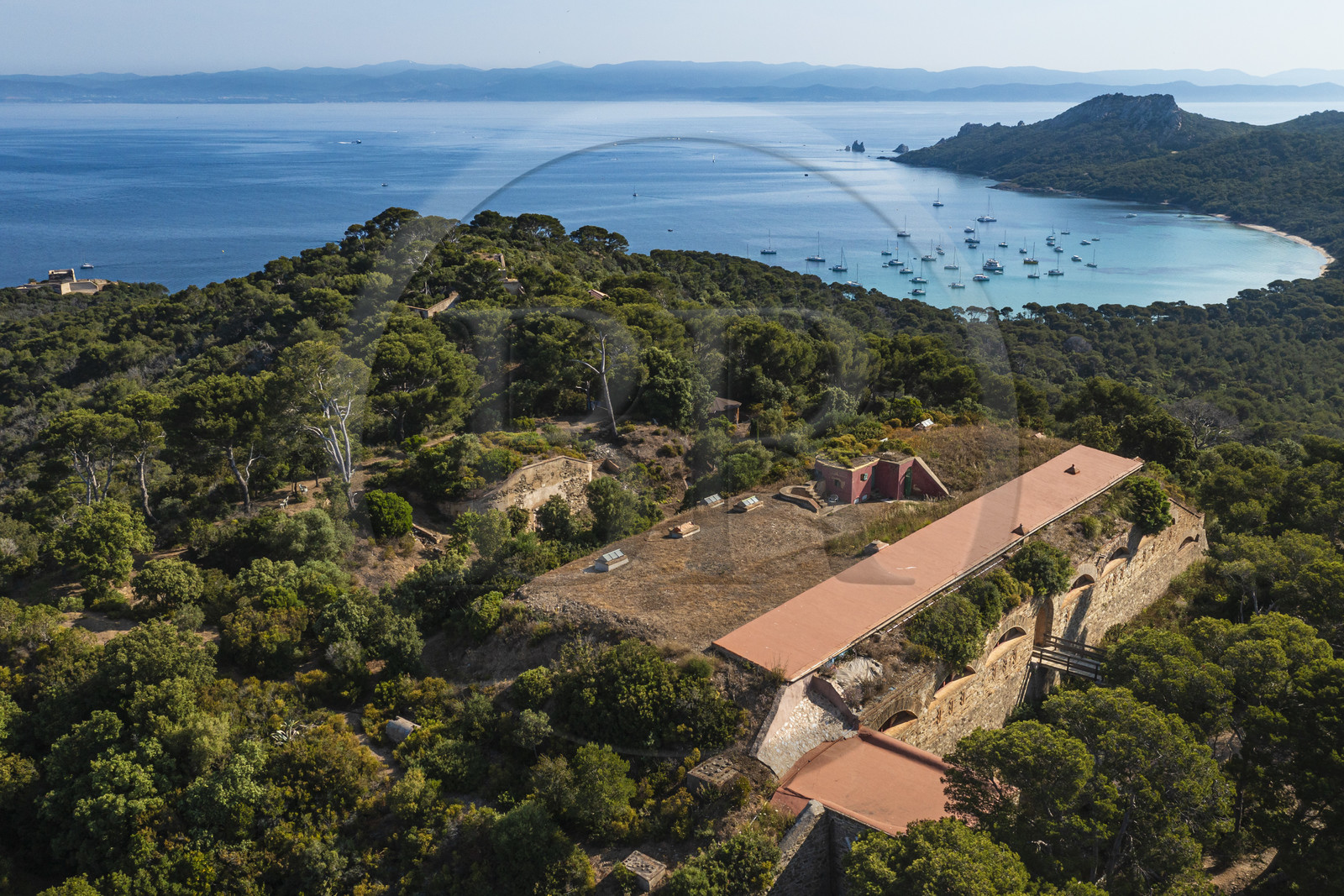France, Var (83), Iles d'Hyères, parc national de Port Cros, Ile de Porquerolles, le Monastère orthodoxe Sainte-Marie dans l'ancien fort de la Repentance, le Fort de l'Alycastre à gauche puis la Baie de l'Alycastre et le Cap des Mèdes à droite en arrière-plan (vue aérienne)