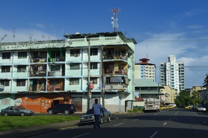 Panama,  province de Colon, ville de Colon, une des nombreuses maisons non entretenues du centre ville sur l'avenida Amador Guerrero