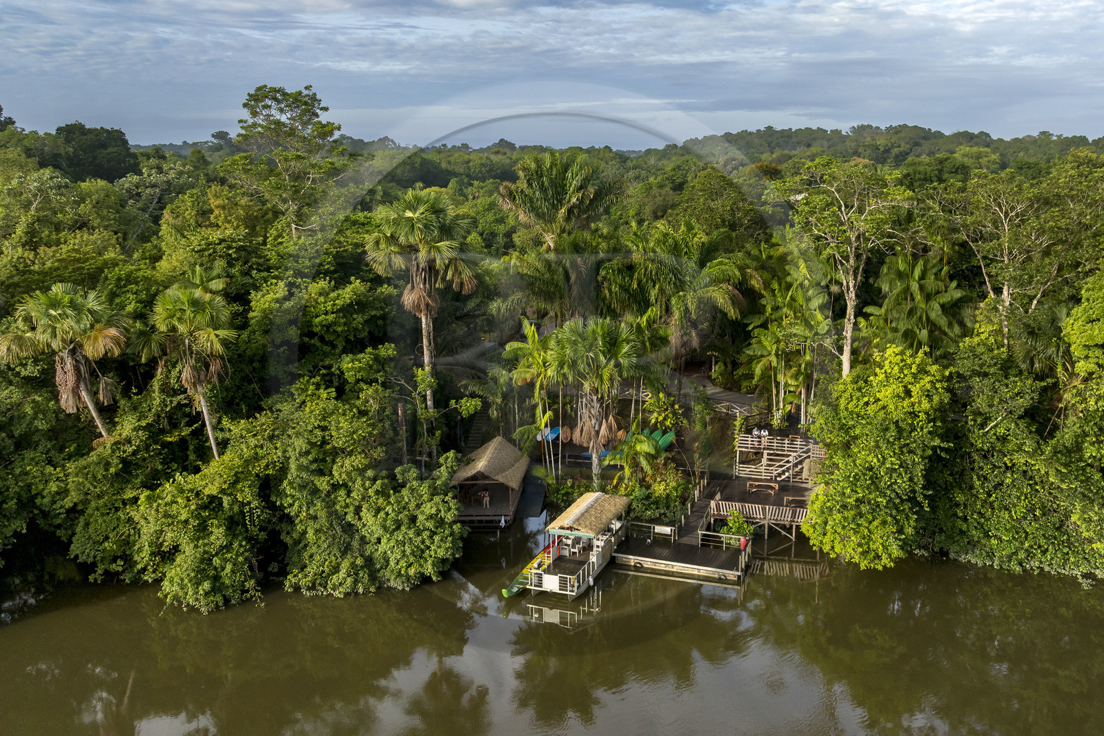France, Guyane, Kourou, le carbet du Camp Maripas en bordure du fleuve Kourou (vue aérienne)