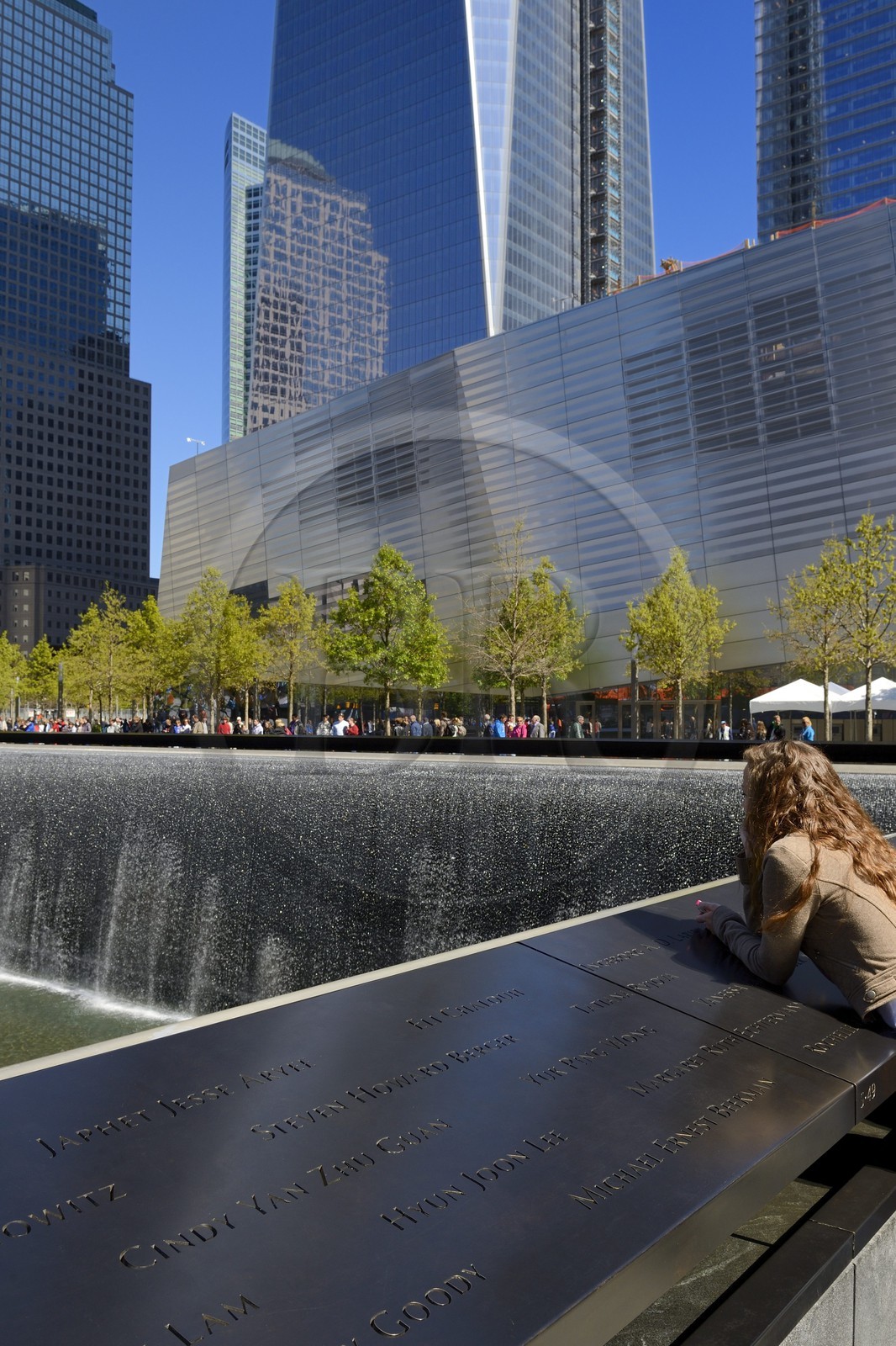 Etats-Unis, New York, Manhattan, 9 11 Memorial dessiné par l'architecte israélien Michael Arad qui consiste en une forêt d'arbres autour de deux étendues d'eau carrées avec deux grands trous en leur centre à l'endroit précis où se tenaient les deux tours et les noms gravés de victimes