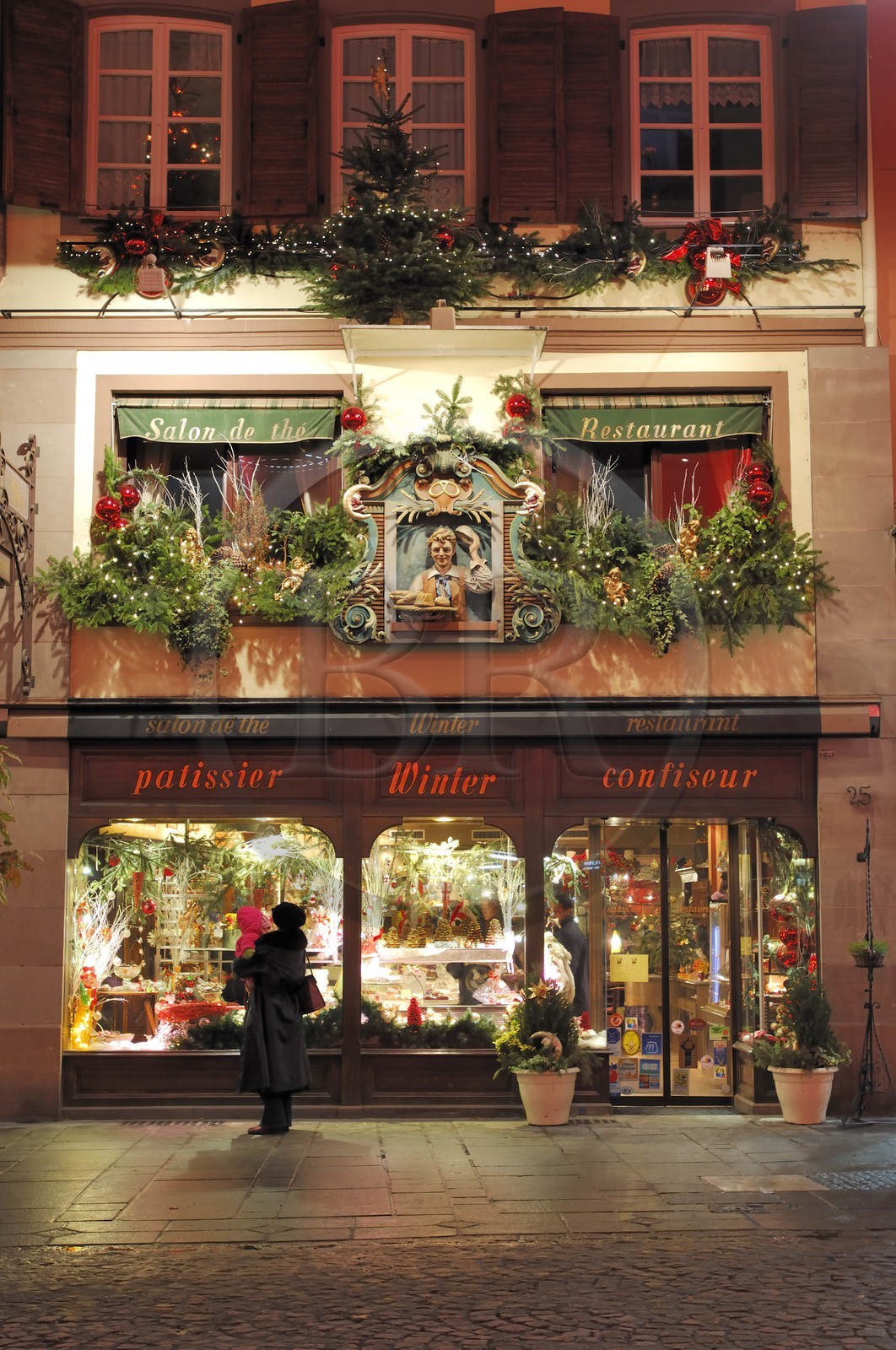 France, Bas Rhin (67), Strasbourg, la  vitrine de la patisserie Winter a Noel