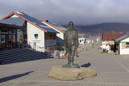 Norvège, Svalbard (Spitzberg), Longyearbyen considérée comme la ville la plus septentrionale de la Terre, statue en mémoire des mineurs