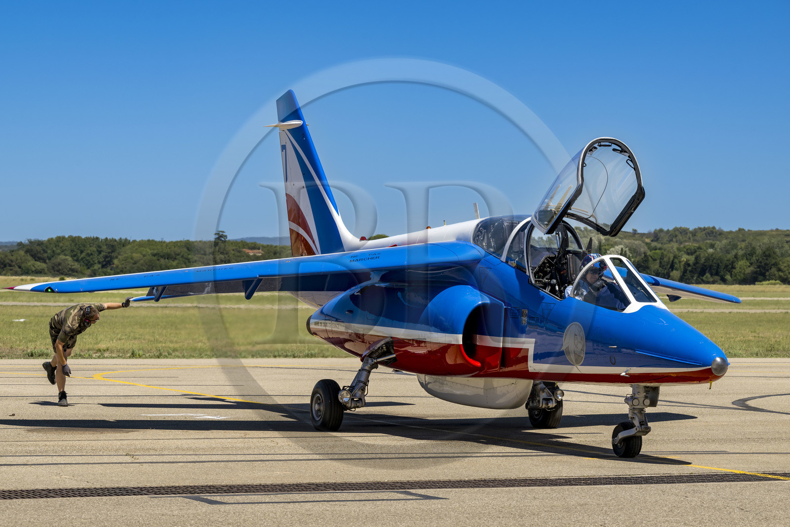 France, Bouches-du-Rhône (13), Salon-de-Provence, base aerienne 701, base de la Patrouille de France (PAF pour Patrouille acrobatique de France) de l'Armée de l'air et de l'espace française, derniers préparatifs pour le pilote et son mécanicien avant le vol à bord de l'avion Alphajet