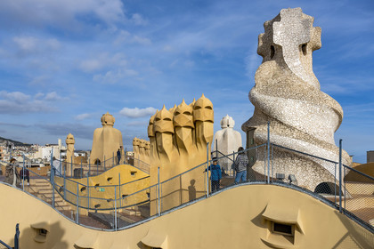 Espagne, Catalogne, Barcelone, quartier de l'Eixample, Passeig de Gracia, Pedrera ou Casa Mila (1905-1910) de l'architecte du modernisme catalan Antoni Gaudi, site classé au Patrimoine Mondial de l'UNESCO, cheminées et tours d'aération sur le toit terrasse de l'immeuble