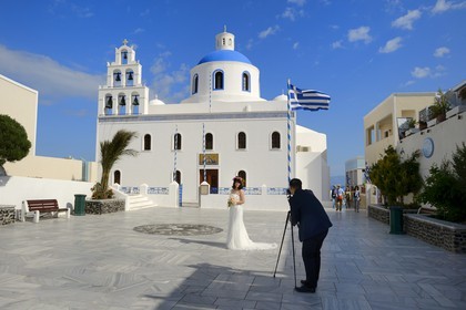 Grèce, Les Cyclades, mer Égée, île de Santorin (Thira ou Théra), village de Oia, photo de mariage devant l'église de Panagia, de nombreux touristes asiatiques viennent se marier sur l'île