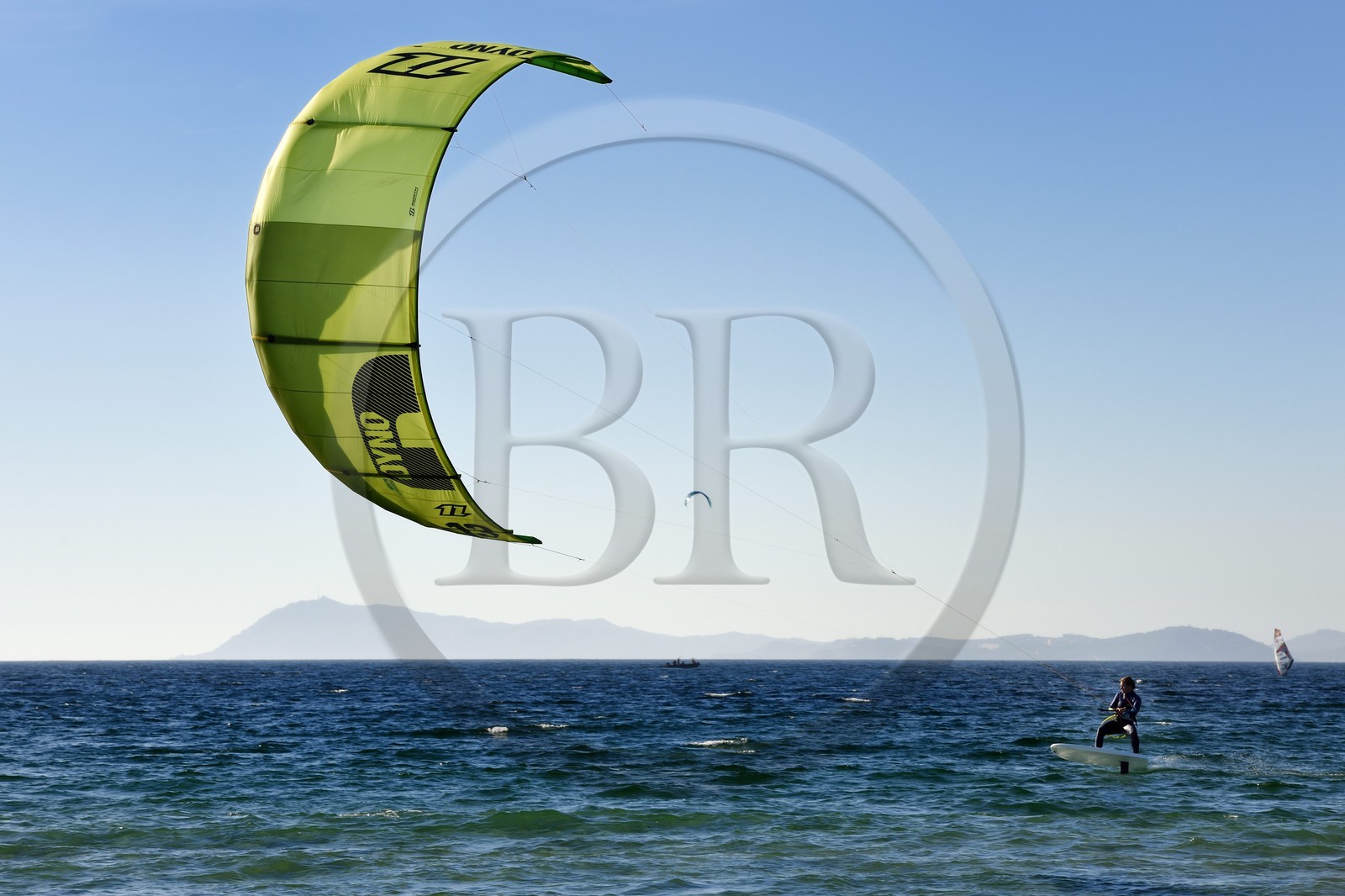 France, Var (83), Hyères, Presqu'Ile de Giens, plage de l'Almanarre, Ariane Imbert en kitefoil, triple championne de France de Kitesurf et vice-championne du monde de Race 2014