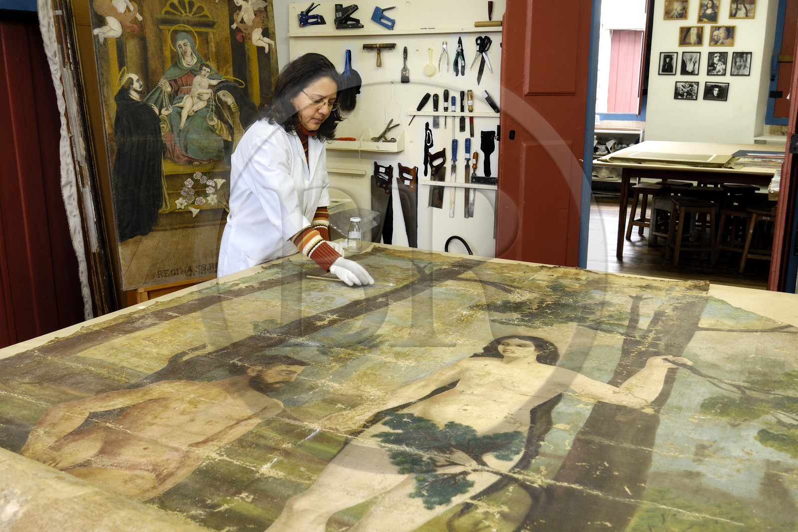 Brésil, Etat du Minas Gerais, ville de Ouro Preto, Maria Alice restaurant un tableau d'une église de la ville pour le FAOP (Fundacao de Arte de Ouro Preto) (Route de l'or, Estrada Real)