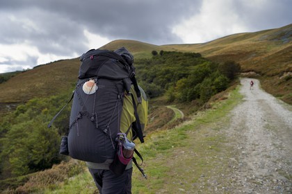Espagne, Pays-Basque, Navarre, chemin de Saint-Jacques de Compostelle entre Saint-Jean-Pied-de-Port et Roncevaux, pèlerins au col de Lepoeder
