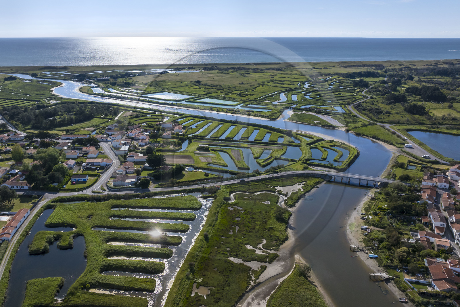France, Vendée (85), Brem-sur-mer, le village de la Gachère et l'embouchure chenal du Havre de la Gachère (vue aérienne)