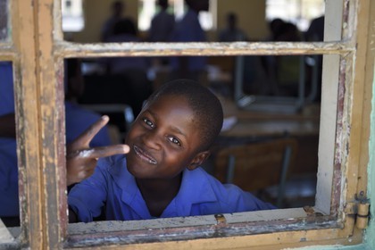 Namibie, région de Erongo, Damaraland, le Spitzkoppe dans le désert du Namib, Ecole primaire de Katora (Katora Primary School), garçon dans la salle de classe grade 4 (autour de 11 ans)