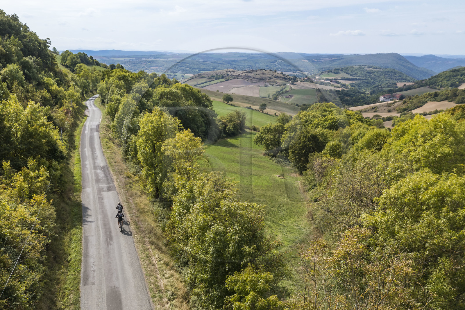 France, Aveyron (12), parc naturel régional des Grands-Causses, cyclistes effectuant l'itinéraire cyclo touristique Brebis'Cyclette en Pays de Roquefort, le col des Aiguières (vue aérienne)