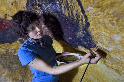 France, Dordogne (24), Montignac, l’Atelier des Fac-Similés du Périgord (AFSP) spécialisé dans la reproduction minérale de parois ornées de la préhistoire et en charge de la reconstitution fidèle des parois de la grotte de Lascaux, reproductions des peintures par la peintre-copiste Margot Aït Kaci, mention obligatoire Atelier des Fac-Similés du Périgord