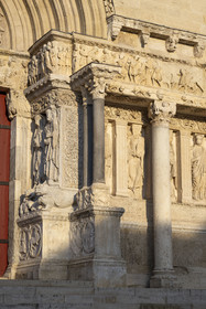 France, Gard (30), Saint-Gilles du Gard, église abbatiale de Saint-Gilles du XIIème-XIIIème siècle, classée Patrimoine Mondial de l'UNESCO au titre des chemins de Saint-Jacques de Compostelle en France, sculptures de la facade orientale de style art roman provencal