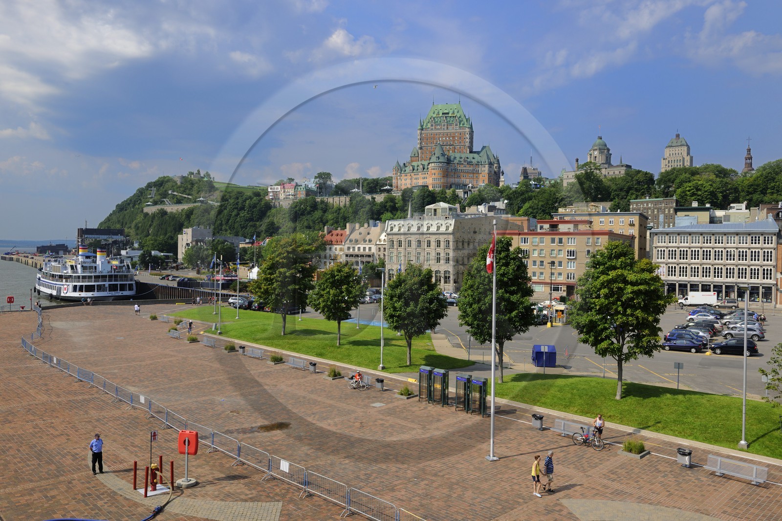 Canada, province de Québec, ville de Québec, Vieux-Québec classé Patrimoine Mondial de l' UNESCO, château Frontenac depuis le port sur le fleuve Saint-Laurent