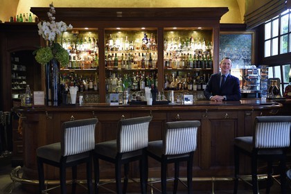 France, Calvados (14), Pays d'Auge, Deauville, Bar de l'Hotel Normandy Barriere, le chef barman Marc Jean