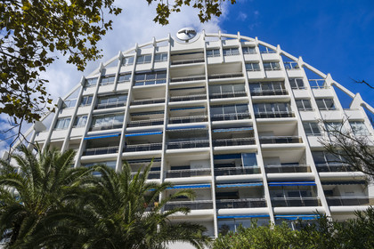 France, Hérault (34), La Grande-Motte, labellisé patrimoine du XXème siècle, quartier du Couchant à l'ouest du port, l'immeuble L'Equateur de l'architecte Robert Dussud, appartenant au style architectural féminin appelé bonnet d’évêques