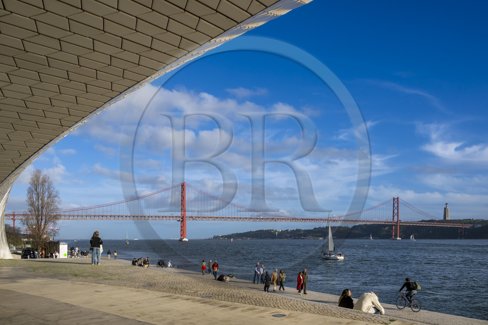 Portugal, Lisbonne, quartier de Belem, MAAT (Musée d'Art, Architecture et Technologie ou Museu de Arte, Arquitetura e Tecnologia) sur les bords du Tage, inauguré en 2016 et conçu par l'architecte britannique Amanda Levete, le pont Ponte 25 de Abril en arrière plan
