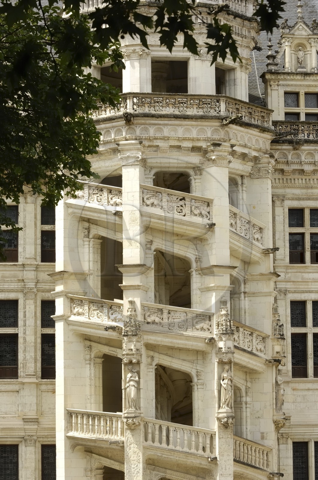 France, Loir-et-Cher (41), vallée de la Loire classée au Patrimoine Mondial de l'UNESCO, château de Blois, escalier à clair-voie sur la façade François 1er