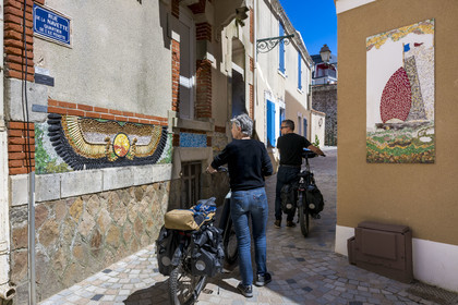 France, Vendée (85), Les-Sables-d'Olonne, quartier de l'île Penotte, ruelles piétonnes aux façades ornées de mosaïques de coquillages (avant utilisation demander l'autoristaion à L'ADAGP www.adagp.fr)