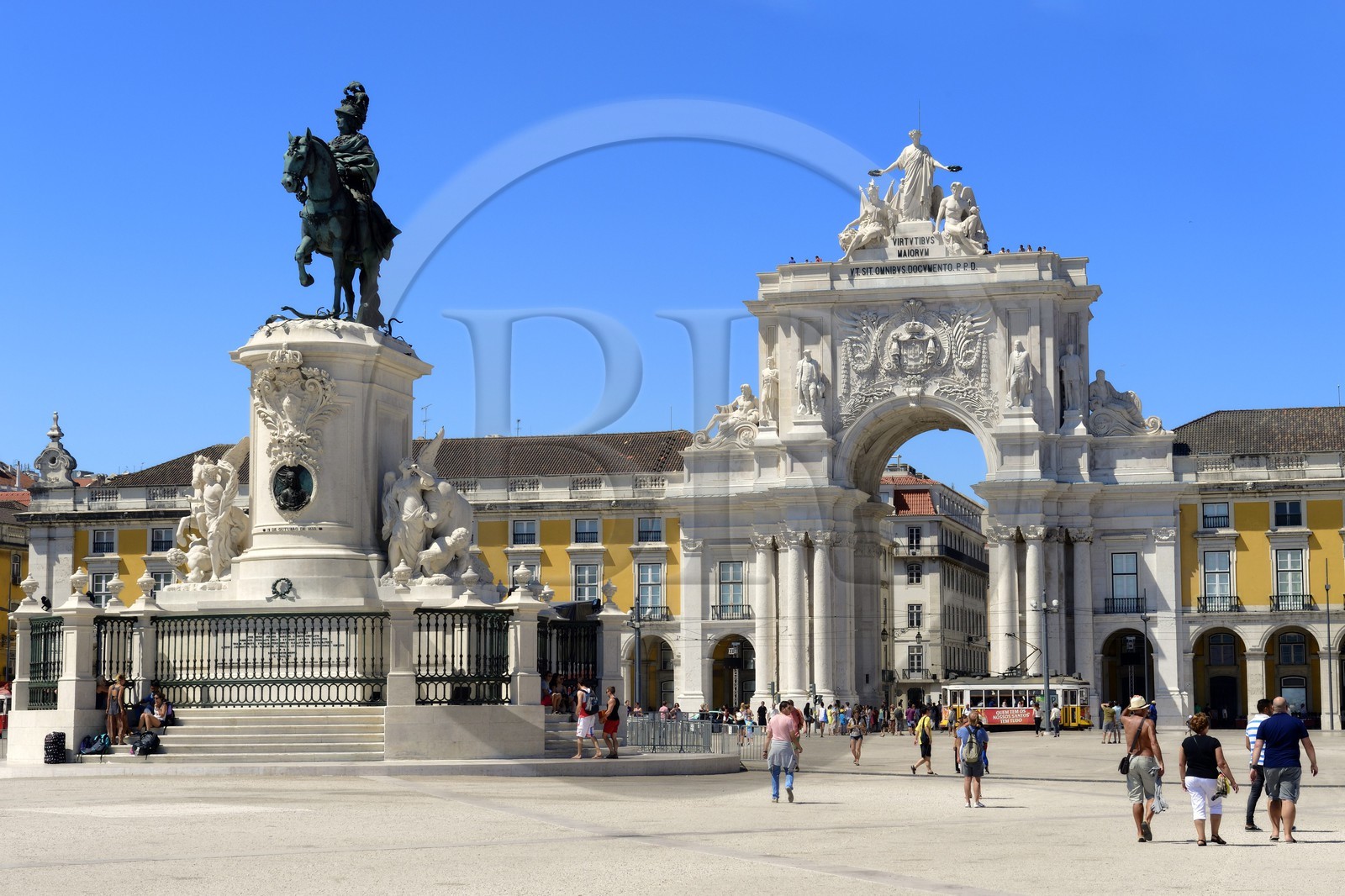 Portugal, Lisbon, Baixa Pombal district, Praca do Comercio (Commerce Square), Joao I equestrian statue and Triumphal Arch of Rua Augusta (Arco da Rua Augusta)