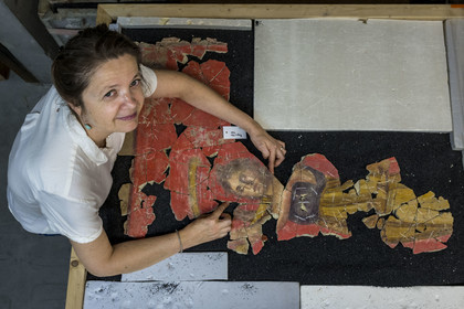 France, Bouches-du-Rhône (13), Arles, musée départemental Arles antique, dans les réserves du musée, issu des fouilles des ruines de la maison de la harpiste (entre 70 et 50 av. J.-C.) dans le site de l'ancienne verrerie de Trinquetaille sur la rive droite du Rhone, assemblage de fragments de la peinture murale à fresque adoptant du rouge vermillon avec le pigment le Cinabre le plus couteux du monde romain, la figure d’une harpiste qui a donnée son nom à la villa présentée par l'archéologue Marie-Pierre Rothé