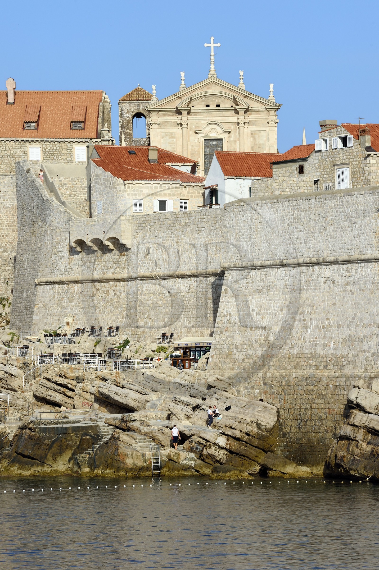 Croatie, Dalmatie, cote dalmate, Dubrovnik, centre historique classé Patrimoine Mondial de l'UNESCO, les remparts coté mer et l'église Saint Ignatius (Saint Ignace) en arrière plan