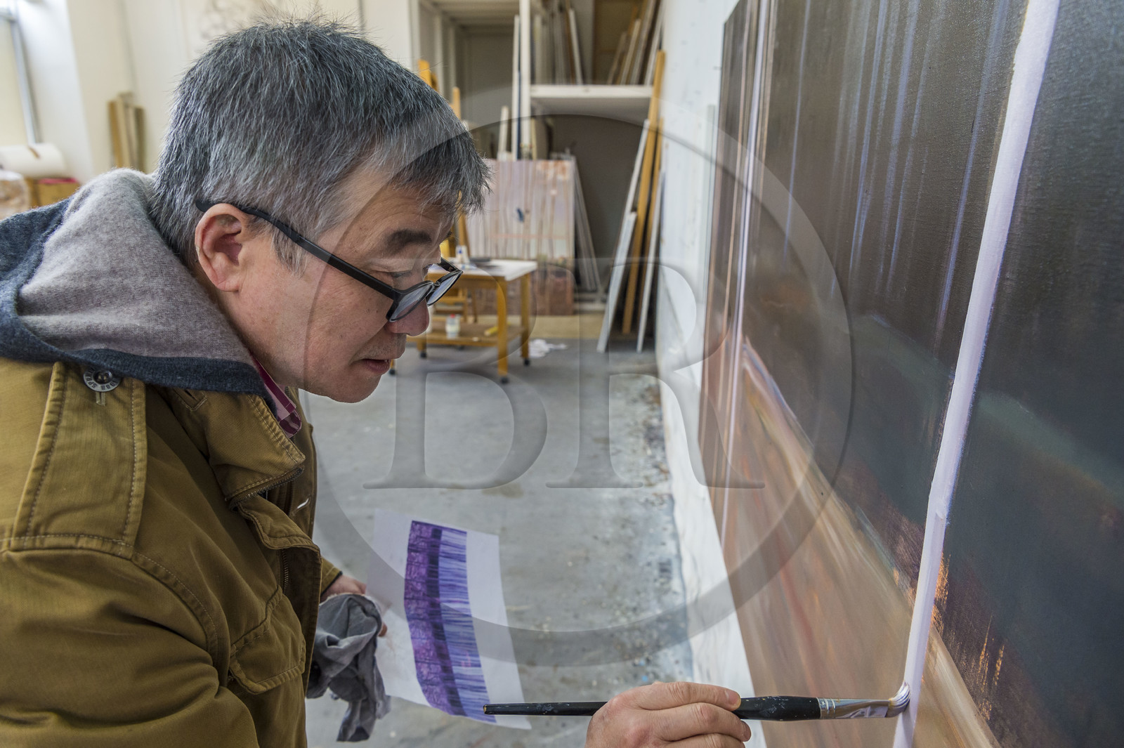 France, Seine-Saint-Denis (93), Les Lilas, l'artiste peintre Xiao Fan Ru dans son atelier