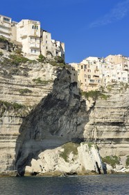 France, Corse-du-Sud (2A), Bonifacio, la vieille ville ou Haute Ville perchée sur des falaises de calcaire de plus de 60 mètres de haut