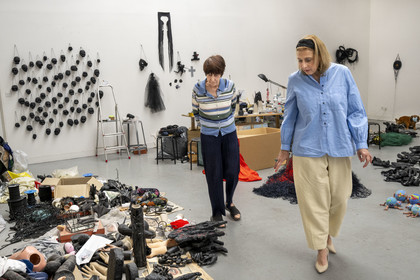 France, Hauts-de-Seine (92), Malakoff, l'artiste Annette Messager dans son atelier, visite d'atelier avec la docteur en Histoire de l'Art et journaliste Caroline Benzaria