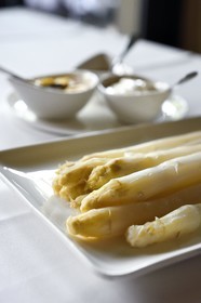 France, Bas-Rhin (67), Strasbourg, plat d'asperges blanches accompagné de trois sauces hollandaise, mayonnaise et vinaigrette