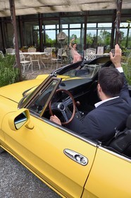 Italie, Emilie-Romagne, Polesine Zibello aux environs de Parme, Hotel et restaurant Antica Corte Pallavicina, cabriolet Alfa Romeo Duetto Spider jaune