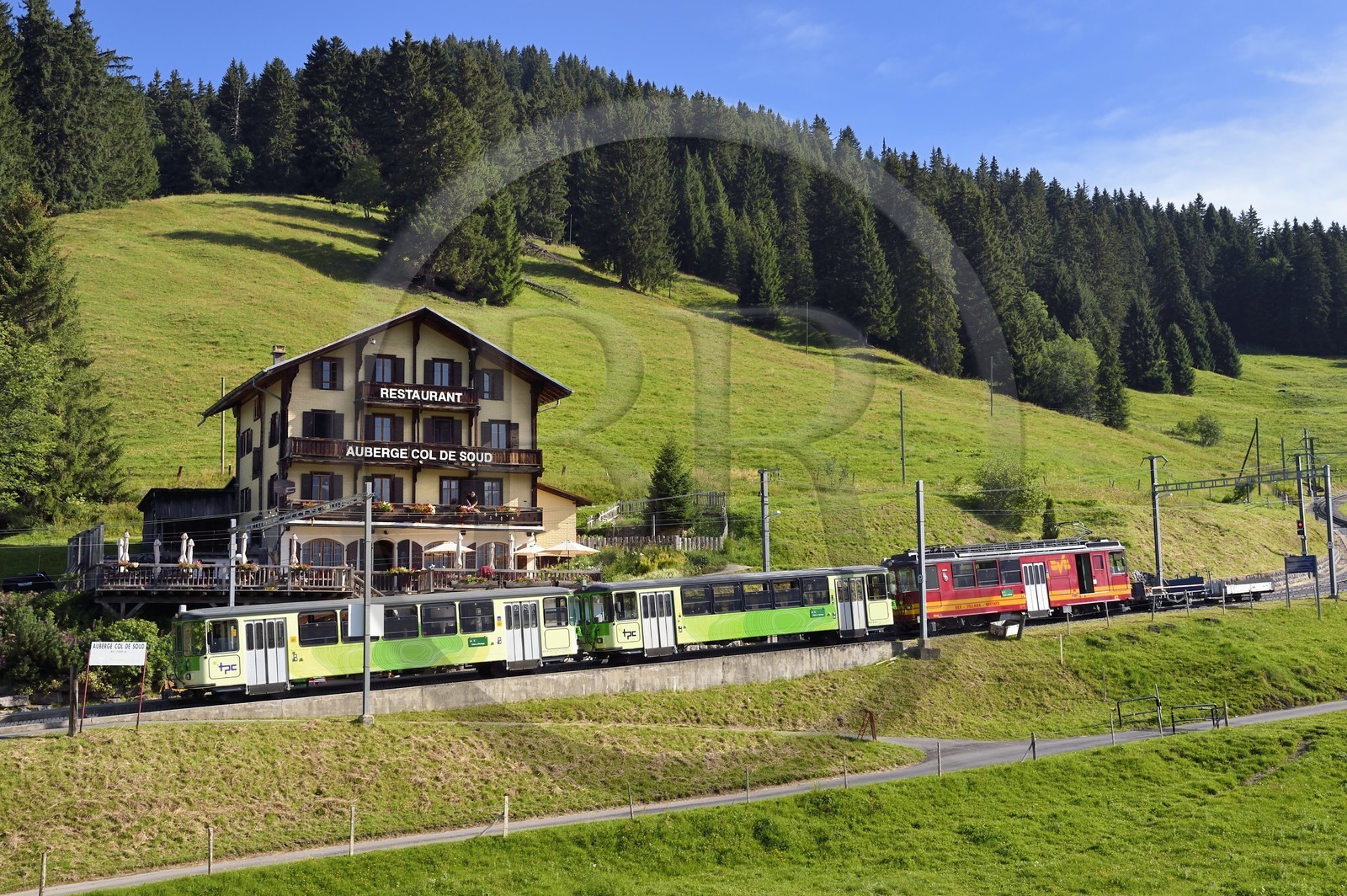 Suisse, canton de Vaud, Villars-sur-Ollon, train qui rejoint la gare du col de Bretaye, arrêt du restaurant du Col de Soud