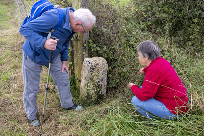 France, Côte-d'Or (21), Corsaint, ancienne borne de séparation entre l'évèché de Langres et celui de Sens, on devine un la silhouette d'évèque gravée