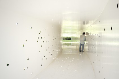 France, Var (83), Le Muy, Fondation Bernar Venet, l'intérieur du pont-tube en acier oeuvre de Bernar Venet au dessus de la rivière Nartuby