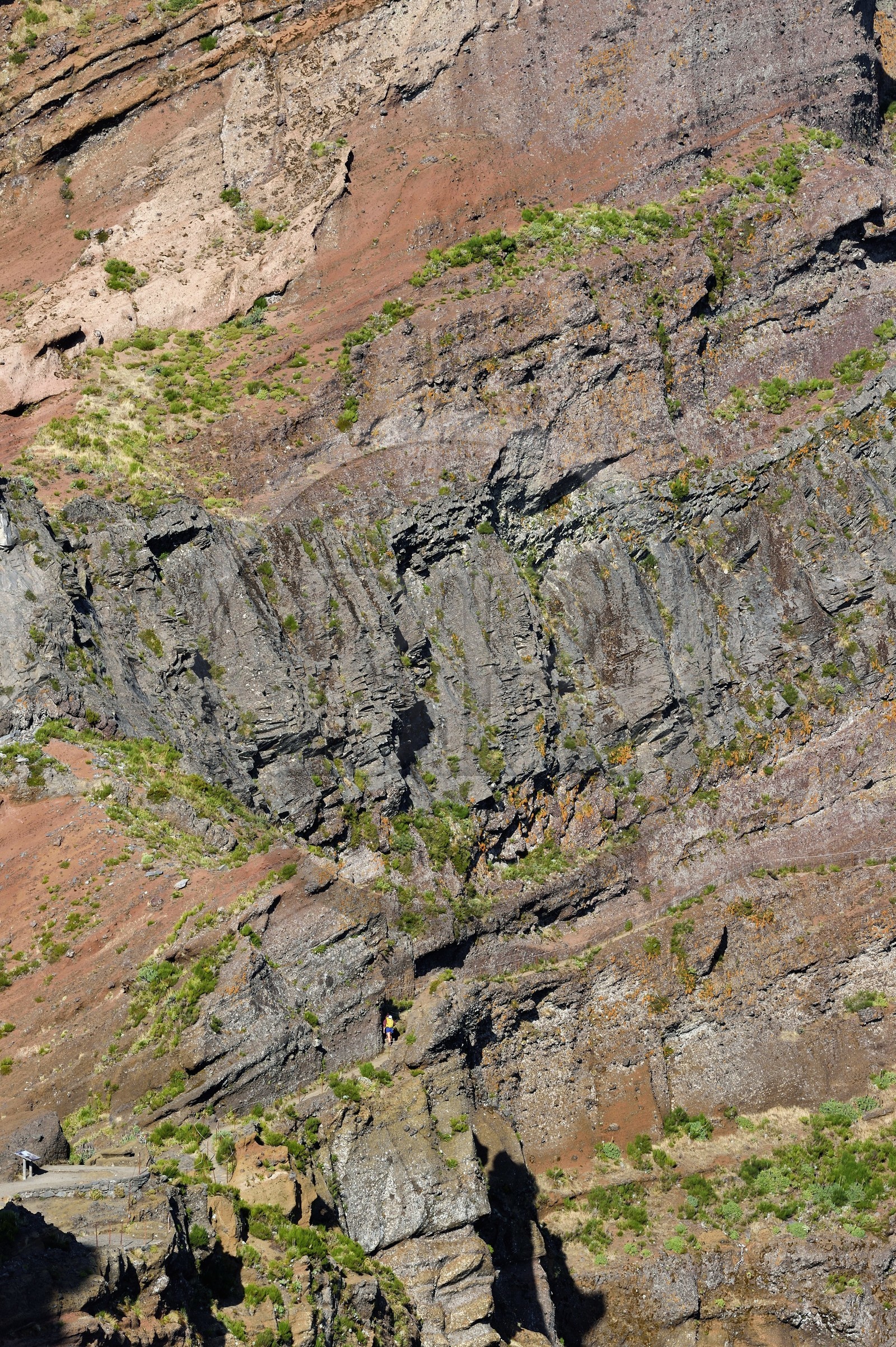 Portugal, Ile de Madère, randonneur sur le sentier du Vereda do Areeiro entre les monts Pico Ruivo (1862m) et Pico Arieiro (1817m)