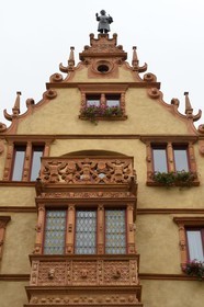 France, Haut-Rhin (68), Colmar, la maison des Têtes de style Renaissance (1609) jadis Bourse au Vins, la statue en étain Le Tonnelier Alsacien d'Auguste Bartholdi a été installée en 1902 au sommet du pignon