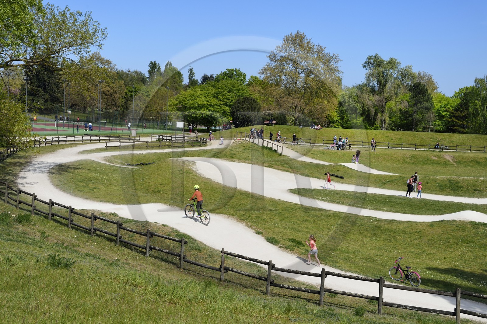 France, Val-de-Marne (94), Champigny-sur-Marne, parc du Tremblay, piste loisirs en terre de bicross