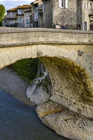 France, Vaucluse (84), Vaison-la-Romaine, le pont romain sur l'Ouvèze datant du 1er siècle apr. J.-C. qui relie la ville basse et la ville médiévale