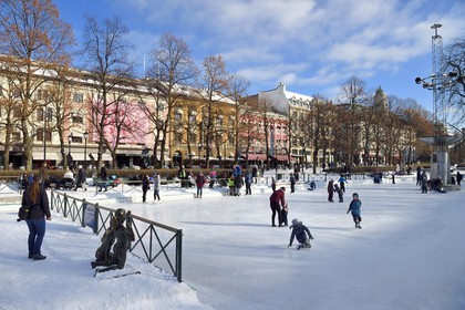 Norvège, Oslo, Eidsvoll Square le long de la rue Karl Johan, patinoire de Spikersuppa, patinage en famille