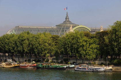 France, Paris (75), les rives de la Seine classées Patrimoine Mondiale de l'UNESCO, port des Champs-Elysées sous le Grand Palais