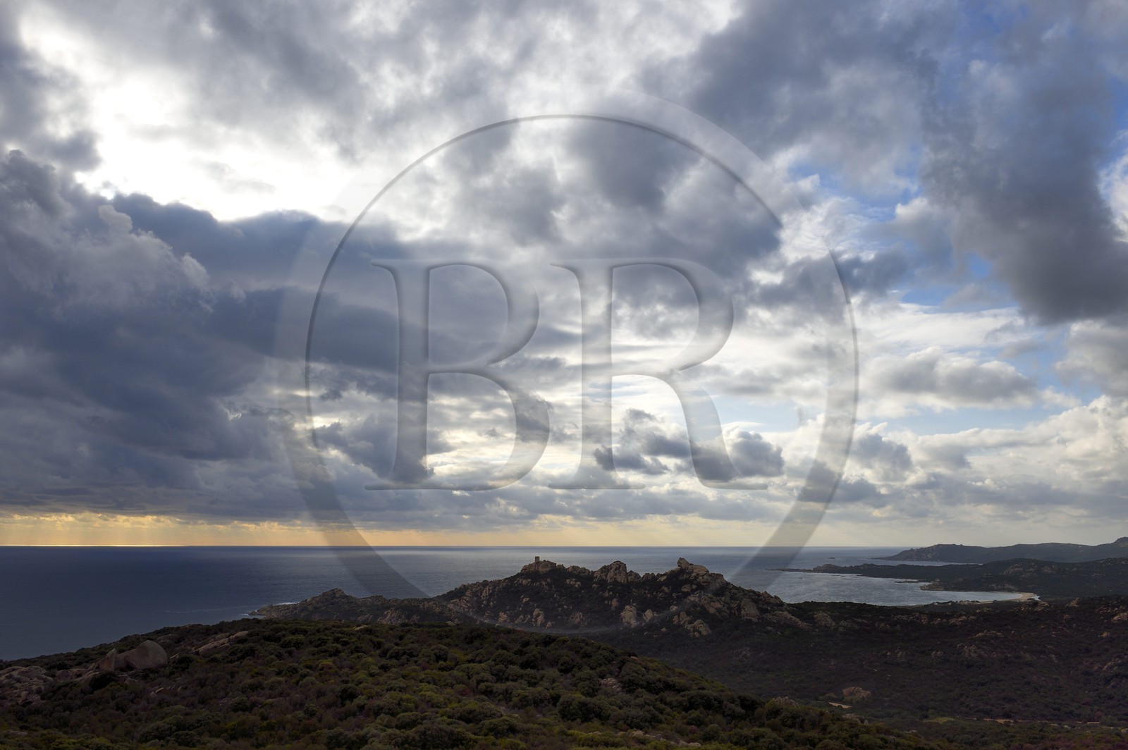 France, Corse-du-Sud (2A), le site naturel de Cala de Roccapina, la tour génoise et le rocher du Lion