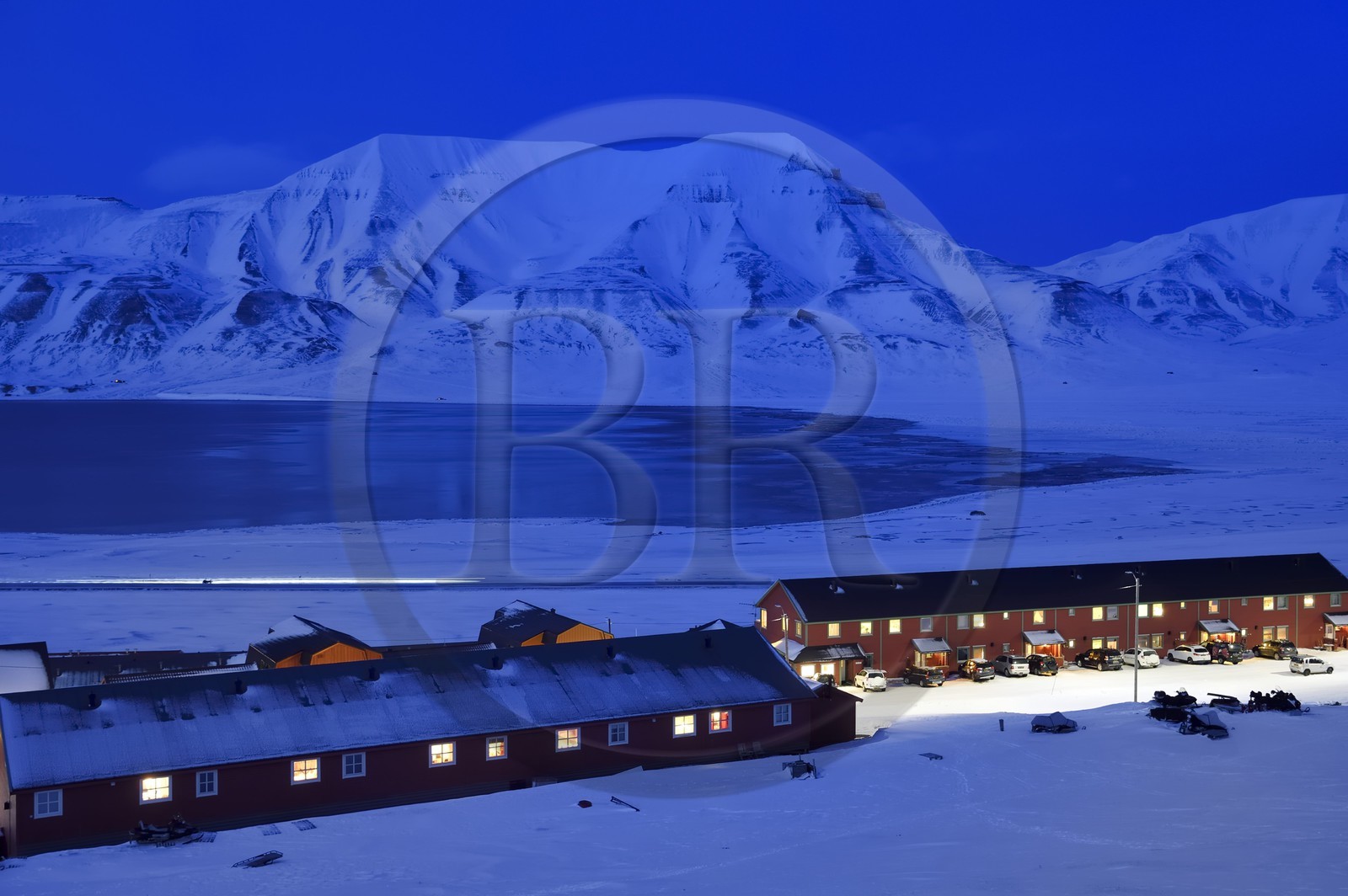 Norway, Svalbard, Spitzbergen, Longyearbyen, residential buildings and the Adventfjorden fjord